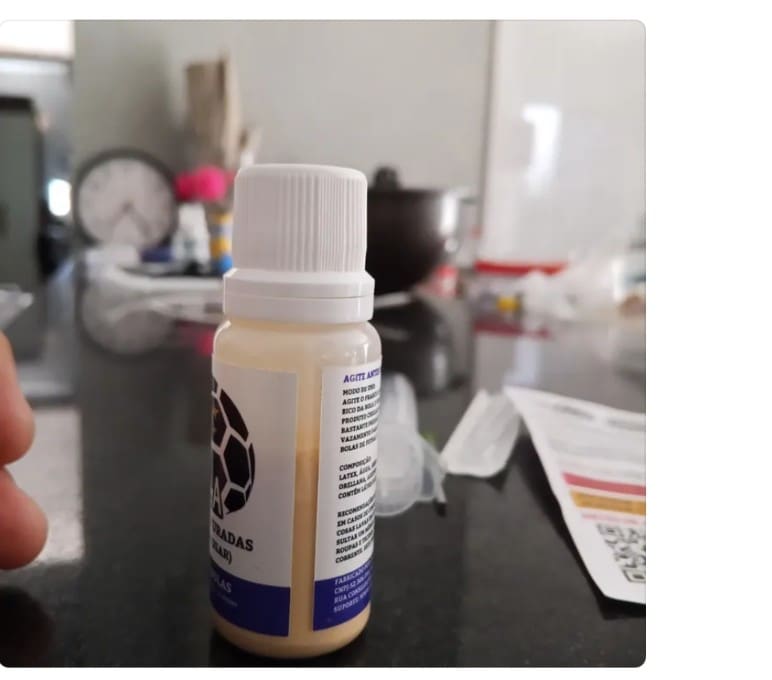 A cola bola cumpre o que promete, colei uma bola de vôlei mes passado e até agora não murchou.